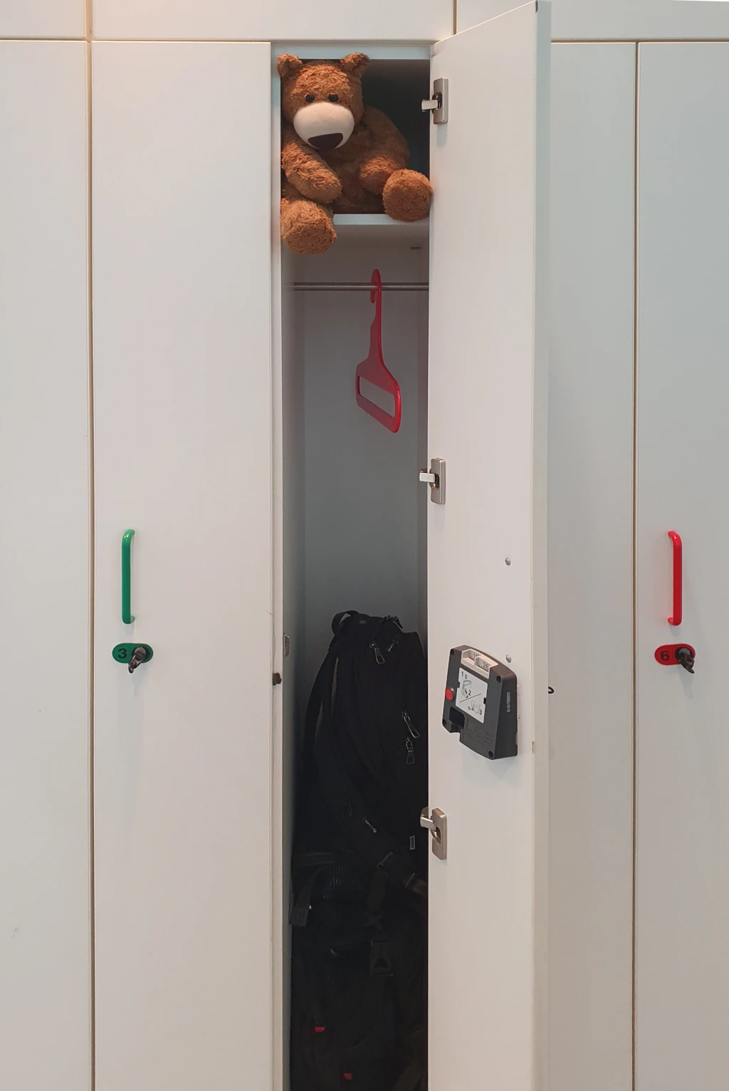 Ein kleienr Bär im Schrank